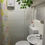 2 Trọ Trái Chung Nhau Buồng Tắm Và Nhà Vệ Sinh