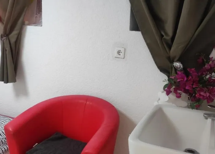 2 Phong Tro Trai Chung Nhau Buong Tam Va Nha Ve Sinh *